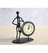Metal Saatli Saksafon Çalan Müzisyen