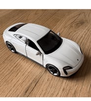 Porsche Taycan Turbo Metal Diecast Oyuncak Araba 1:32 Koleksiyonluk Çek Bırak Detaylı Model (Beyaz)