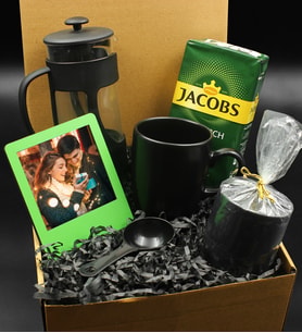 Siyah Kupa & French Press & 250 Gram Jacobs Filtre Kahve & Kişiye Özel Çerçeve & Büyük Mum Hediye Seti