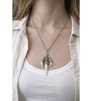 Metal Pençe Formlu Figür Kolye – Uzun Zincirli Tasarım Kolye