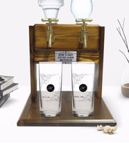 BK Gift Kişiye Özel Renkli Baskılı Baş Harf İsim Tasarımlı İkili Rakı Bardağı ve Çift Musluklu Doğal Ahşap Rakı Standı-1 (Model 1)