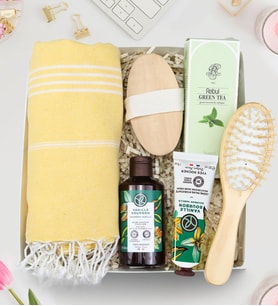 Doğal At Kılı Fırçası & Sarı Peştemal & Yves Rocher El Kremi & Rebul Green Tea Kolonya & Yves Rocher Duş Jeli & Ahşap Tarak Hediye Seti