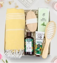 Doğal At Kılı Fırçası & Sarı Peştemal & Yves Rocher El Kremi & Rebul Green Tea Kolonya & Yves Rocher Duş Jeli & Ahşap Tarak Hediye Seti