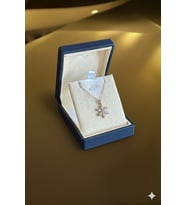 (PREMİUM IŞIKLI KUTULU) 925 Ayar Gümüş Beyaz Taşlı Lotus Çiçeği Kadın Kolye (Rose-Beyaz)