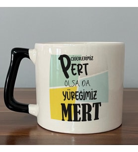 Ciğerlerimiz Pert Olsa Da Yüreğimiz Mert Baskılı Siyah Kulplu D Kupa