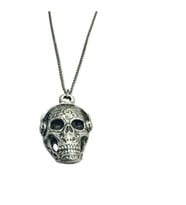 Müzik Dinleyen DJ Metal Kolye – 60 cm Zincir – Unisex Müzik Temalı Takı (Gümüş)