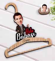 BK Gift Kişiye Özel Aile Babası Karikatürlü Standart Boy Ahşap Elbise Askısı-1