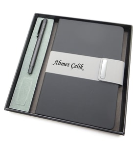 Signator® Codex  N226 Kişiye Özel Defterli Set - İsme Özel Siyah Kalem + İsme Özel Siyah Defter  İsme Özel Kutusunda Hediyelik Set (Karışık)