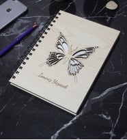 Kişiye Özel Kelebek Desenli Ahşap Kapaklı Defter - İsme Özel -  A5 60 Yaprak (120 SAYFA) (Gümüş)