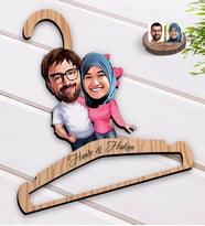 BK Gift Kişiye Özel Sevgililer Karikatürlü Standart Boy Ahşap Elbise Askısı-58