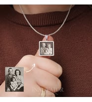 KİŞİYE ÖZEL  KARE KABARTMA RESİMLİ KOLYE YENİ SEZON GÜMÜŞ