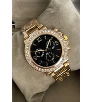 Taşlı Model Saat Kutusu İçinde Metal Kordonlu Kadın Kol Saati Altın Gold Siyah Renkli Eşe Sevdiklerinize Hanıma Arkadasa Dosta Sevgiliye Anneye Ablaya Kardese Yakınınıza Sürpriz Kol Saati Hediyesi Doğum Günü Yıldonumu