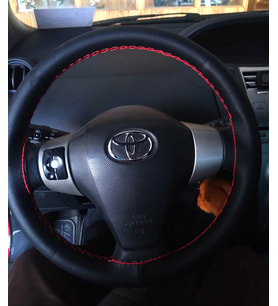 DİKİŞLİ DİREKSİYON KILIFI SİYAH DERİ KIRMIZI DİKİŞLİ TOYOTA YARİS İÇİN