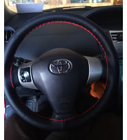 DİKİŞLİ DİREKSİYON KILIFI SİYAH DERİ KIRMIZI DİKİŞLİ TOYOTA YARİS İÇİN