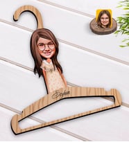 BK Gift Kişiye Özel Kız Çocuk Karikatürlü Standart Boy Ahşap Elbise Askısı-7