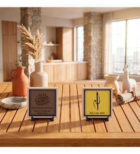 Sakin ve Huzurlu Bir Çalışma Ortamı Arayanlara Özel Mukaddes Harfler Tasarımlı Elif Lam Mim ve Meâlli Bismillâhirrahmânirrahîm İkili Dekoratif Masa Stant Takımı 10x10 cm, Açık Kahve - Sarı