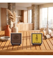 Sakin ve Huzurlu Bir Çalışma Ortamı Arayanlara Özel Mukaddes Harfler Tasarımlı Elif Lam Mim ve Meâlli Bismillâhirrahmânirrahîm İkili Dekoratif Masa Stant Takımı 10x10 cm, Açık Kahve - Sarı