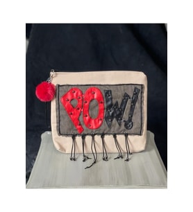 DERİ POW YAZILI PÜSKÜLLÜ APLİKELİ PONPONLU PORTFÖY CLUTCH EL VE MAKYAJ ÇANTASI 25X28 CM