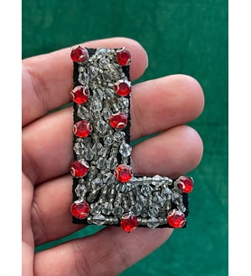 6X4 CM TAŞLI BONCUKLU L HARFİ APLİKR ARMA YAMA DİKİŞ AKSESUARI