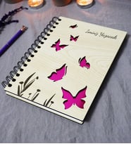 Kişiye Özel Kelebek Desenli Ahşap Kapaklı Defter - Ajanda - İsme Özel - A5 60 Yaprak (120 SAYFA) Hediyelik (Pembe)