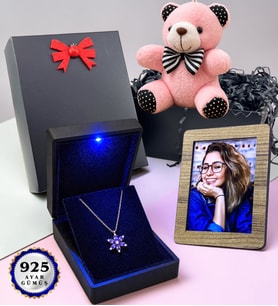 Kişiye Özel Fotoğraflı Pembe Ayıcıklı 925 Ayar Gümüş Lotus Kolye – Ametist Taşlı Işıklı Kutulu Şık Hediye
