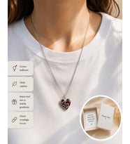 Kırmızı Taş Detaylı Kalp Kolye – Zirkon İşlemeli Gümüş Renk Unisex Kolye