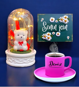 İsimli Pembe Renkli Kahve Fincanı ve Led Işıklı Tasarım Fanus ve  Kişiye Özel Hediye Seti (Model 3)