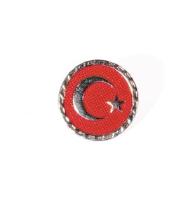 Kırmızı Zeminde Ay Yıldız Kabartmalı Yuvarlak Metal Rozet