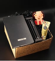 Kişiye Özel Siyah Termo Defter& Siyah Touch Pen Kalem& Kırmızı Renkli Dream Girl Saksı&Eyüp Sabri Tuncer El Kremi Hediye Seti