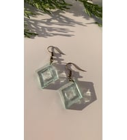 Transparan Mint Yeşili Renk Antik Sarı Aksesuarlı Küçük Karo Şekil Epoksi Küpe El Yapımı