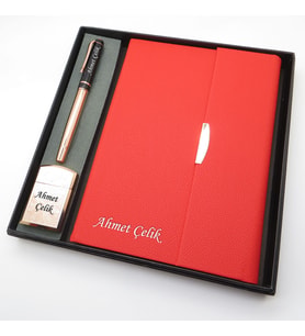 Signator® Codex  N334 Kişiye Özel Defterli Set - İsme Özel Gold Kalem + İsme Özel Kırmızı Defter + İsme Özel Gold Çakmak  İsme Özel Kutusunda Hediyelik Set (Karışık)