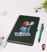BK Gift Kişiye Özel Erkek Diş Hekimi Karikatürlü Yeşil Termo Deri Defter Kalem Seti Model 2