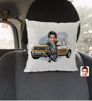 BK Gift Kişiye Özel Plakalı Erkek Dacia Duster Karikatürlü Kare Araç Koltuk Yastığı-1