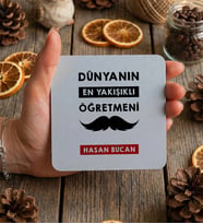 Kişiye Özel Dünyanın En Yakışıklı Öğretmeni Bardak Altlığı Öğretmenler Günü Hediyesi (Beyaz)