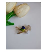 Lente Aksesuar Gold İncili Taşlı Daldaki Kuş Broş-Serçe Kuş Yaka İğnesi (Çok Renkli)