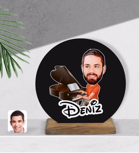 BK Gift Kişiye Özel Erkek Piyanist Karikatürlü Yuvarlak Ahşap Biblo-1