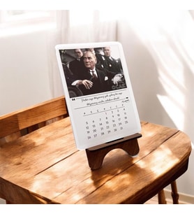 2026 Takvim - Mustafa Kemal Atatürk Fotoğraflı Standlı Masaüstü Takvim- Ahşap Telefon Tutucu (Çok Renkli)