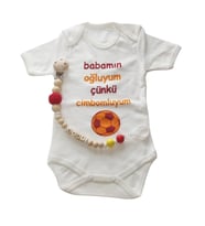 Hoşgeldin Bebek, Yenidoğan Erkek Bebek, Sarı Kırmızı Babamın Oğluyum Taraftar Badi ve İsimli Emzik Askısı Hediye Seti (Sarı-Kırmızı)