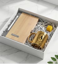 Kişiye Özel Gold Renk Parlak Kupa & Bambu Desenli Defter & Beyaz Touchpen Kalem & Peynir Model Clicker Stres Anahtarlığı Premium Ofis Hediye Seti