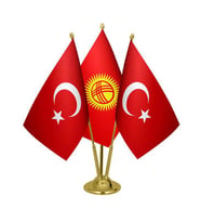 Masa Üstü Kırgızistan Bayrağı Türk Bayrağı Üçlü Pirinç Direk Masa Bayrak Seti