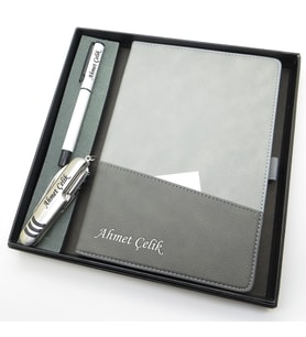 Signator® Codex  N182 Kişiye Özel Defterli Set - İsme Özel Beyaz Kalem + İsme Özel Gri Defter + İsme Özel Gümüş Çakı  İsme Özel Kutusunda Hediyelik Set (Karışık)