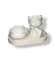 Çiçekli Taçlı Kız Ve Lotus Mumluk Seti (Beyaz)