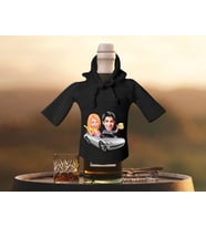 BK Gift Kişiye Özel Sevgililer Karikatürlü Mini Siyah İçki Şişesi Tişörtü , Ev Bar Dekoru, Viski, Şarap, Votka, Rakı Şişesi Tişörtü, Ev Barı-27