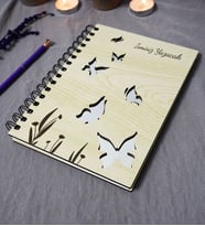 Kişiye Özel Kelebek Desenli Ahşap Kapaklı Defter - Ajanda - İsme Özel - A5 60 Yaprak (120 SAYFA) Hediyelik (Gümüş)