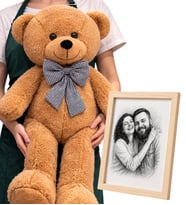 Kişiye Özel Karakalem Fotoğraflı Ahşap Çerçeve ve 80 cm Büyük Boy Peluş Ayıcık Hediye Seti