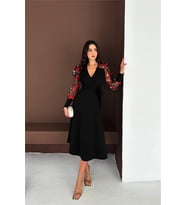 Neşeli butik kadın siyah tül kol çiçek işlemeli midi boy elbise NBK4409
