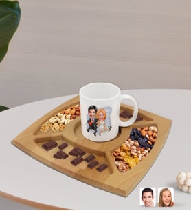 BK Gift Kişiye Özel Sevgililer Karikatürlü Beyaz Kupa ve Doğal Masif Ahşap 4 Bölmeli Sunum Tabağı Çerezlik Hediye Seti-15