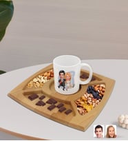 BK Gift Kişiye Özel Sevgililer Karikatürlü Beyaz Kupa ve Doğal Masif Ahşap 4 Bölmeli Sunum Tabağı Çerezlik Hediye Seti-15