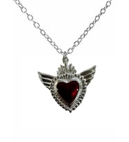Kırmızı Kanat Detaylı İşlemeli Kalp Kolye – Unisex Metal Zincirli Şık Tasarım