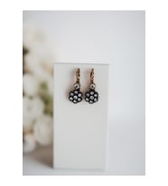 Papatya Figürlü Zirkon Taşlı Minimal Küpe (Beyaz-Krem)